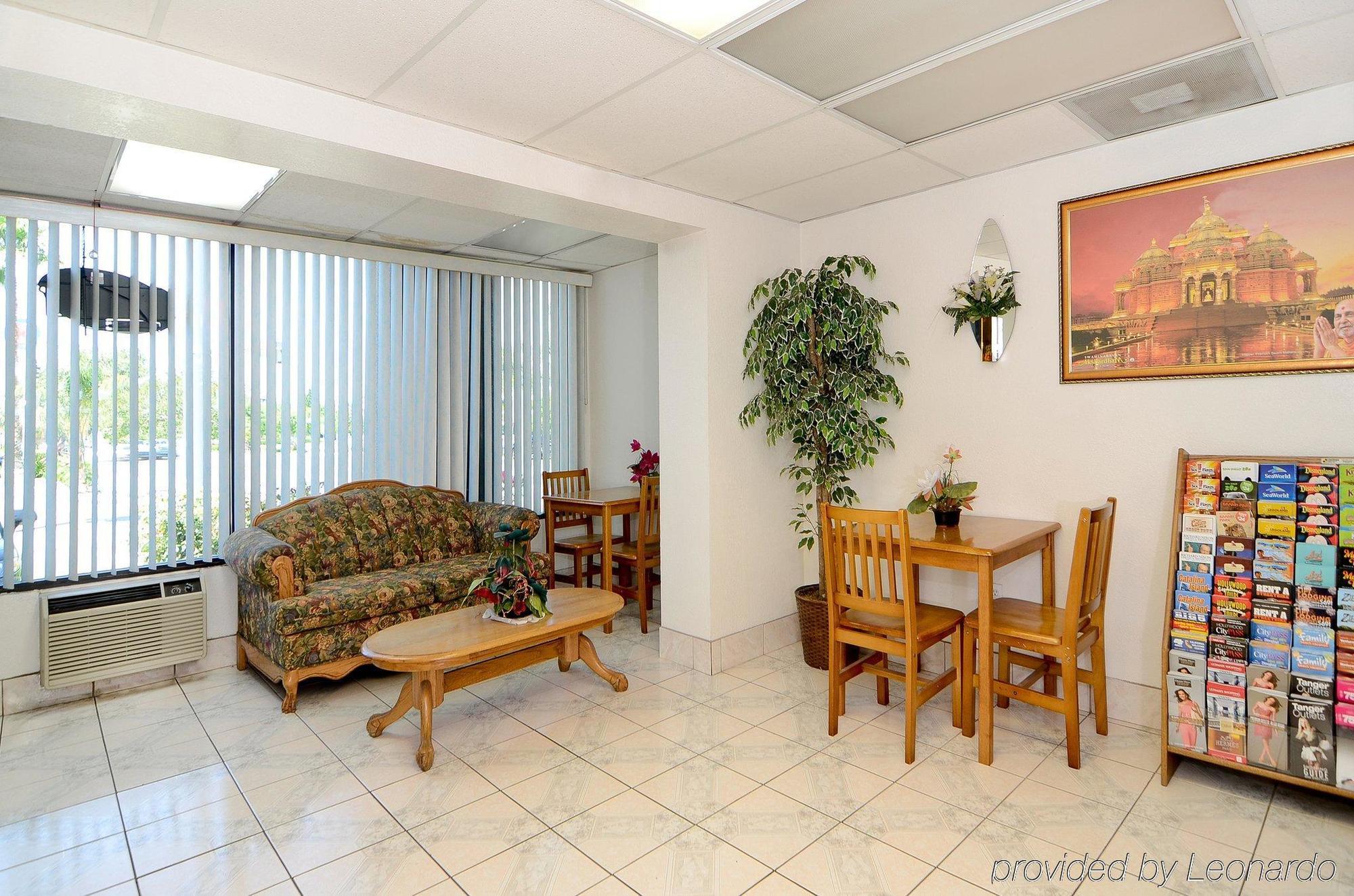 Americas Best Value Inn 코로나 내부 사진