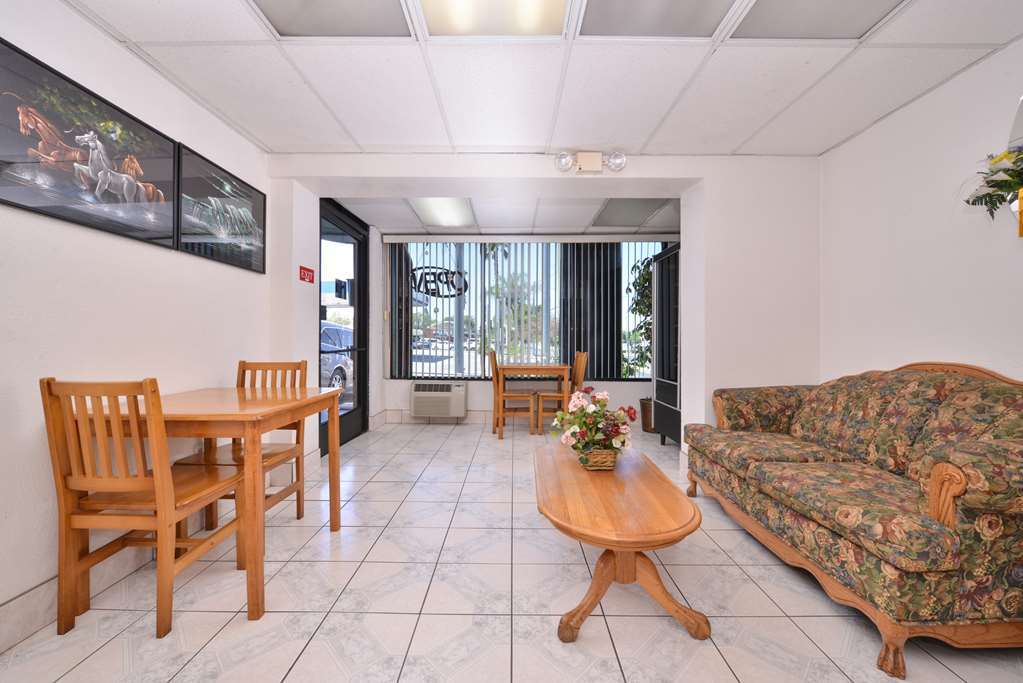 Americas Best Value Inn 코로나 내부 사진